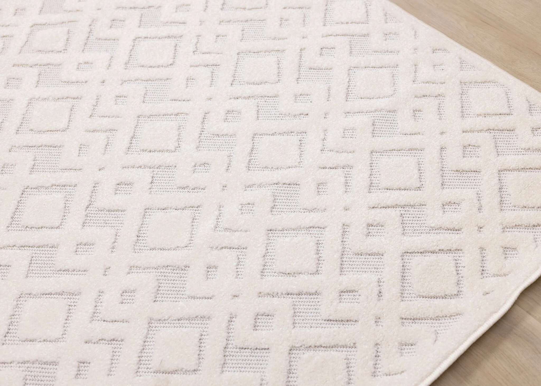 Arctic Echo 5'3" x 7'7" Diamond Area Rug - White - Image 2