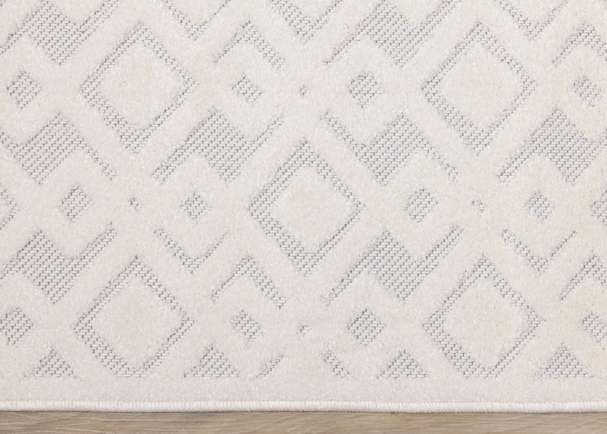 Arctic Echo 5'3" x 7'7" Diamond Area Rug - White - Image 4