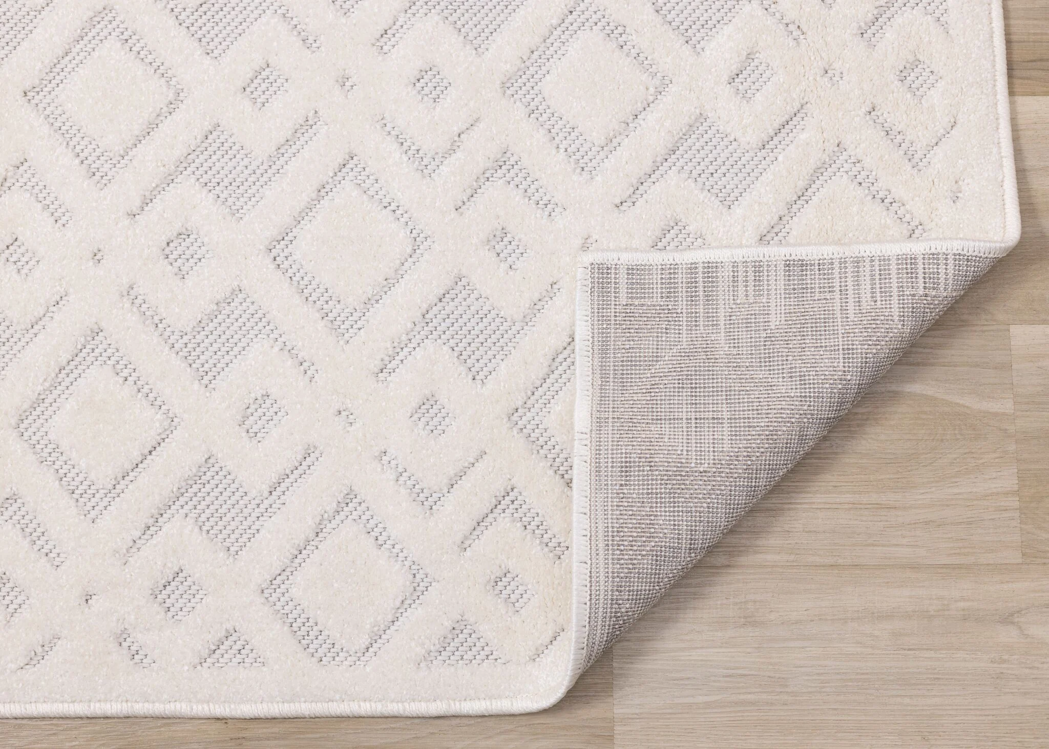 Arctic Echo 5'3" x 7'7" Diamond Area Rug - White - Image 5