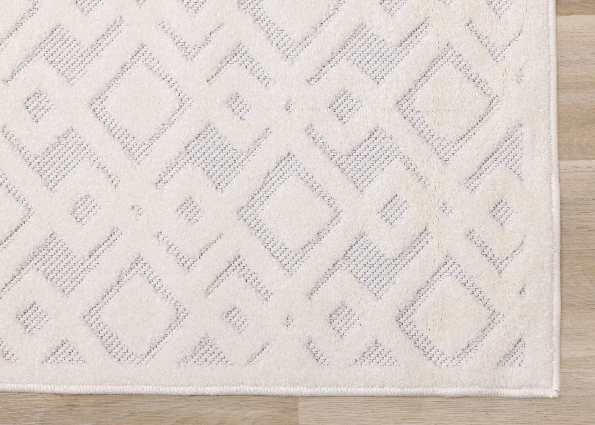 Arctic Echo 5'3" x 7'7" Diamond Area Rug - White - Image 7