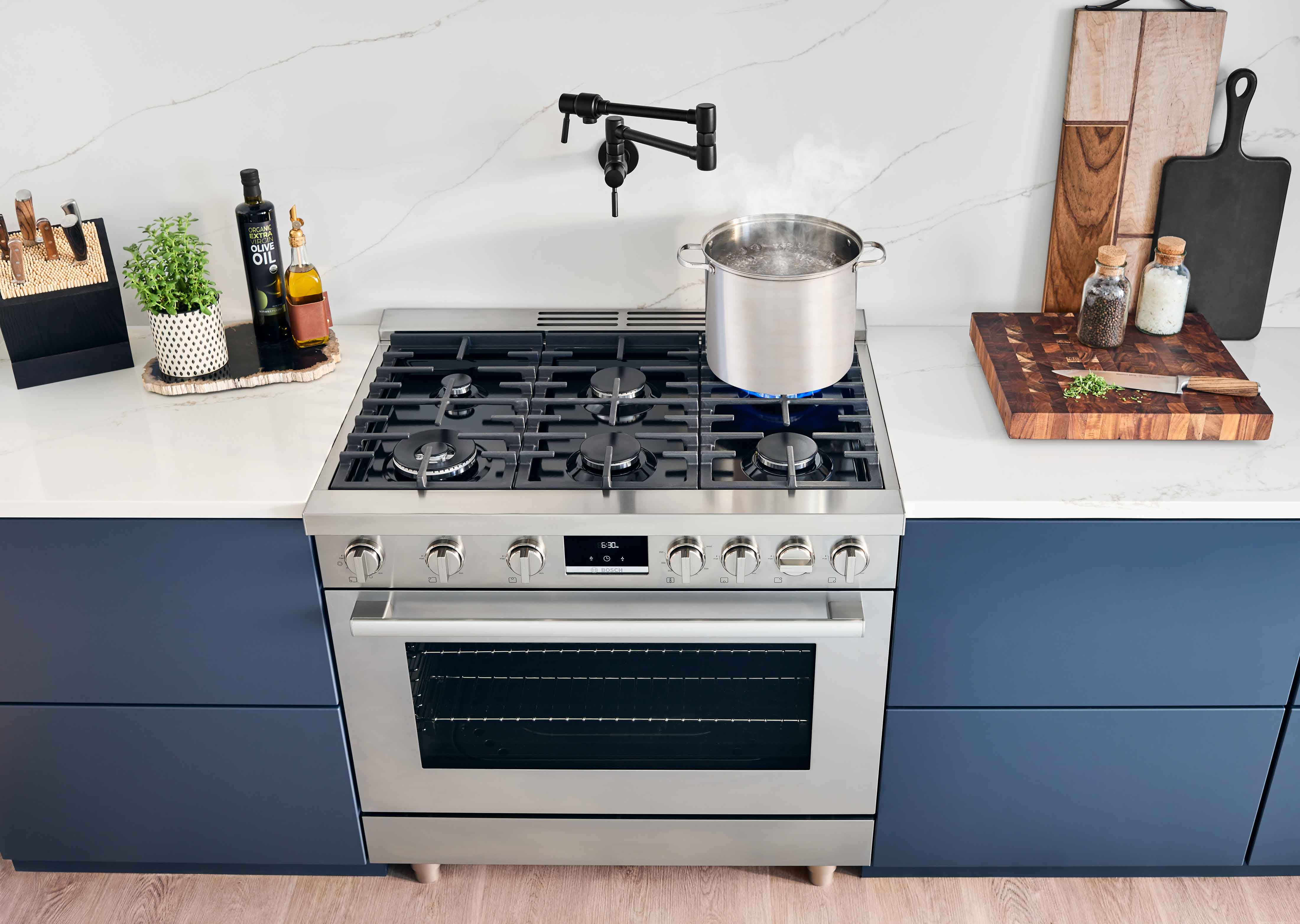 Bosch 36" Industrial Style Gas Range Stainless Steel - HGS8655UC - Image 14