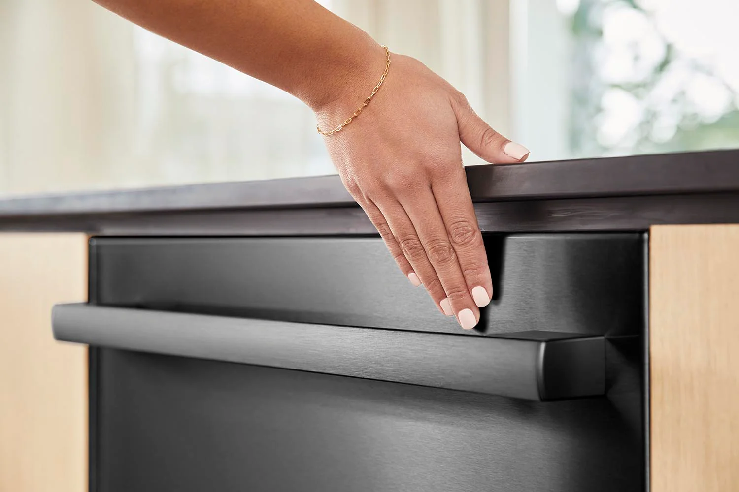 Bosch Black Stainless Steel Anti Fingerprint 24" Smart Dishwasher with Home Connect, Third Rack - SHX5AEM4N - Image 2