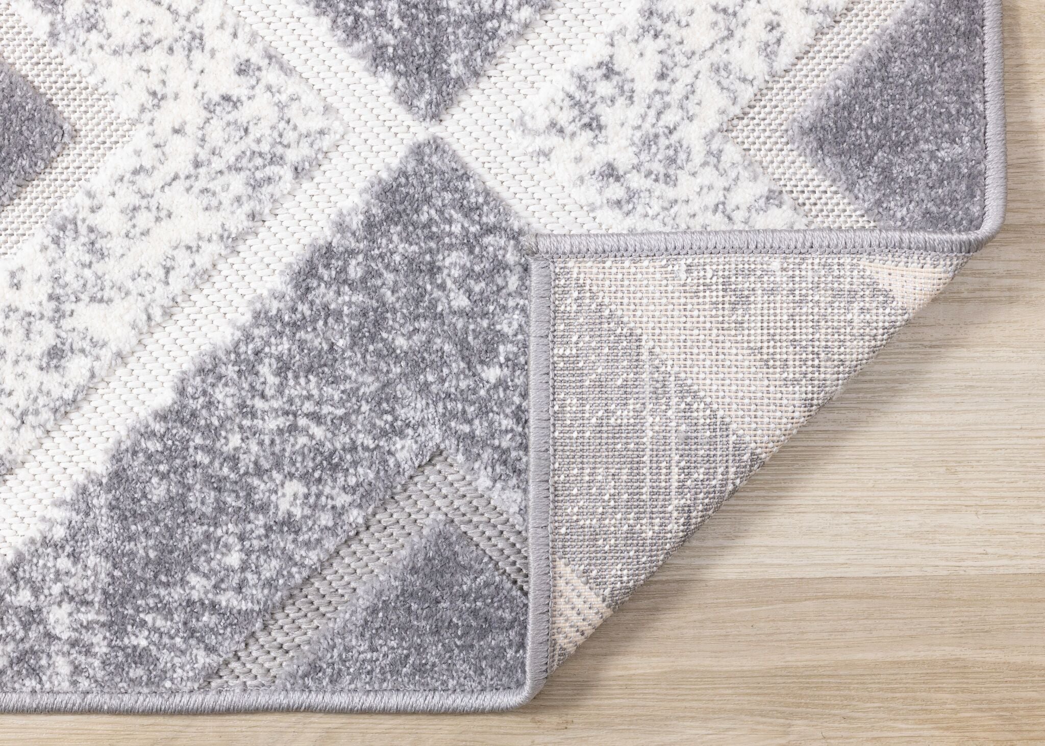 Diamond Mist 5'3" x 7'7" Diamond Pattern Area Rug - Grey, White - Image 4