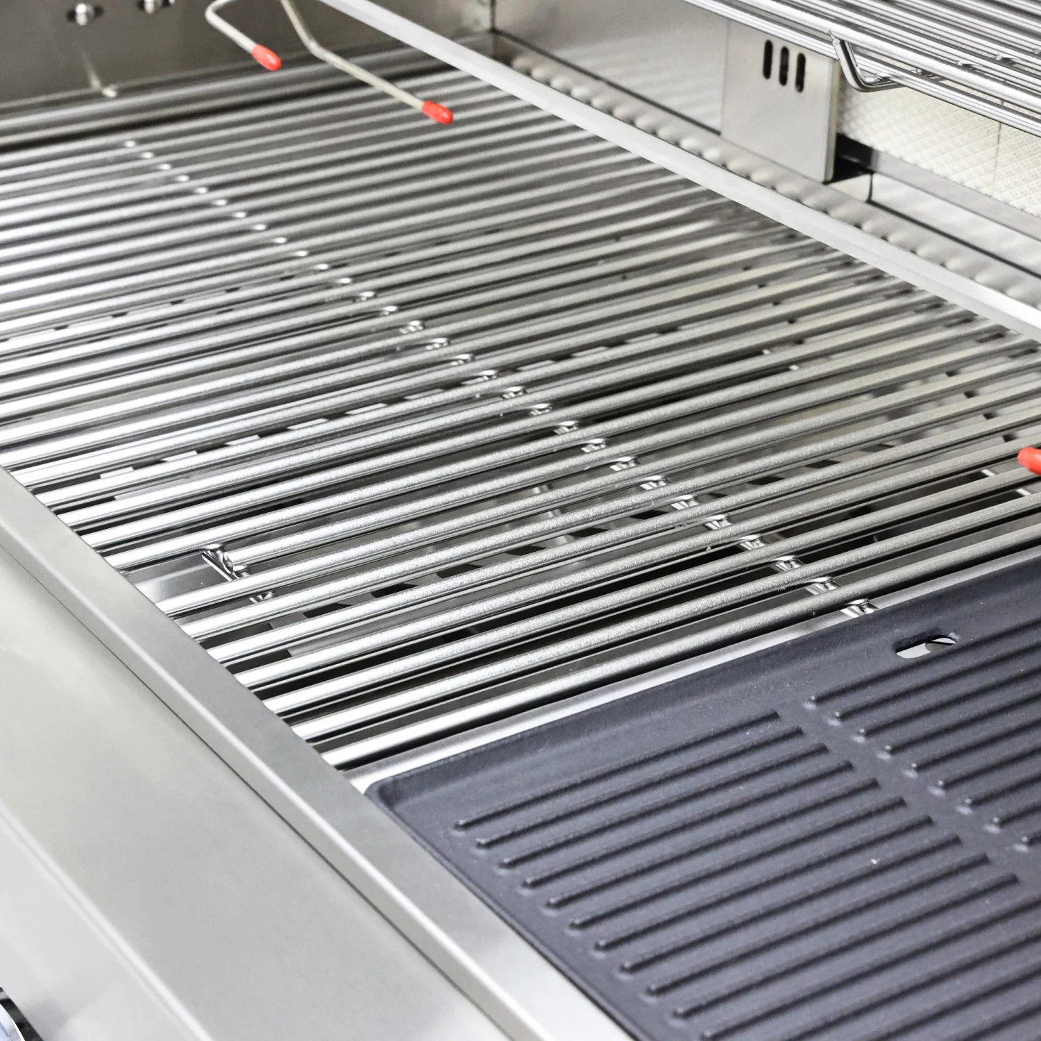 Forno Bulnes White Countertop Outdoor Kitchen with 40" 84,000 BTU BBQ and Beverage Centre - FODKT2520WHT - Image 4