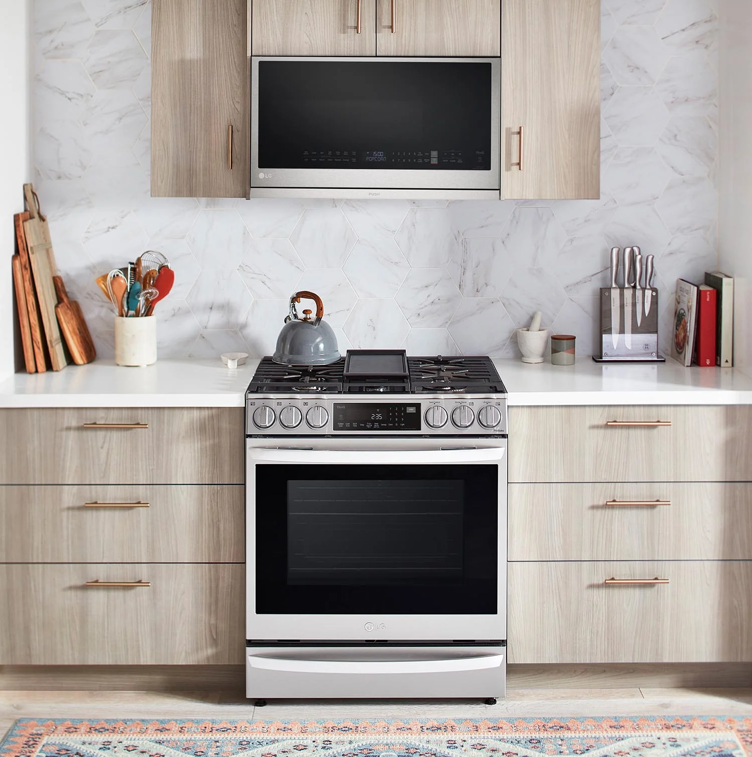 LG Smudge Resistant Stainless Steel Smart Wi-Fi Enabled Over-the-Range Microwave with ExtendaVent® 2.0 & EasyClean® (2.1 cu. ft.) - MVEL2137F - Image 8
