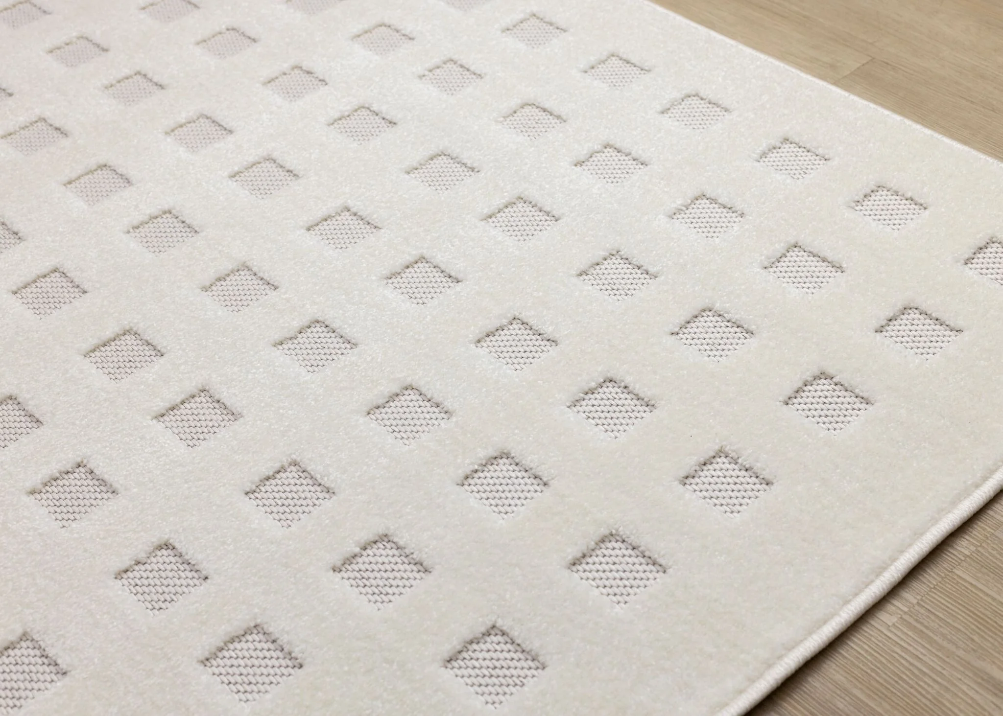 Pearl Grid 5'3" x 7'7" Grid Design Area Rug - White - Image 3