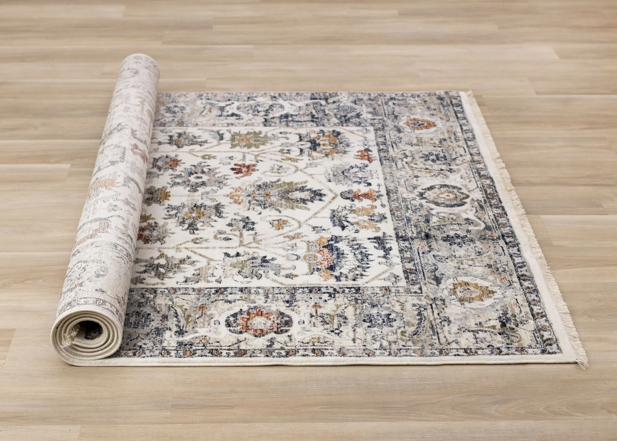Serene 5'3" x 7'7" Intricate Border Area Rug - Image 9
