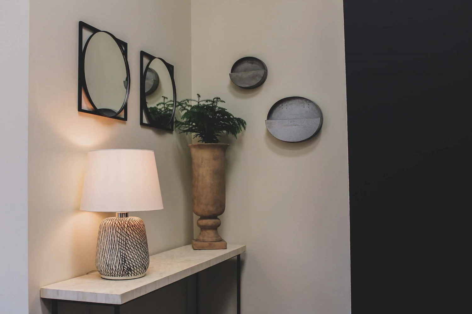 Silvane Swirl Lamp - Beige/Black - Image 3