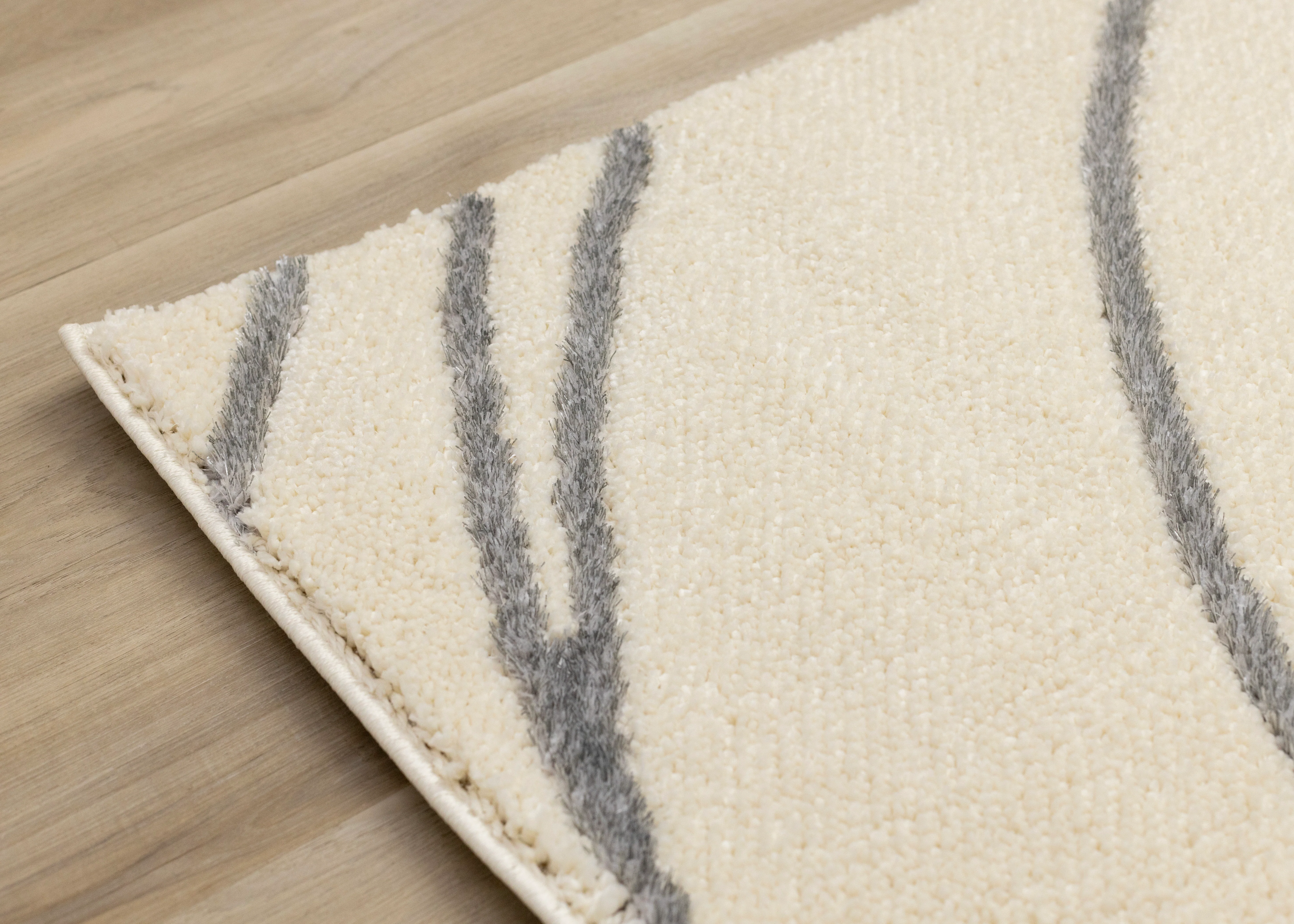 Sully 5'3" x 7'7" Circle Swirl Area Rug - Cream - Image 4