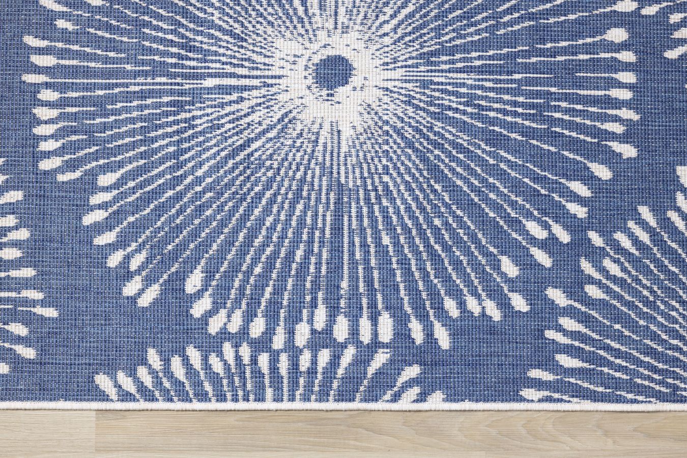 Summer Breeze 5'3" x 7'7" Outdoor Reversible Dandelion Wish Rug - Blue, White - Image 4
