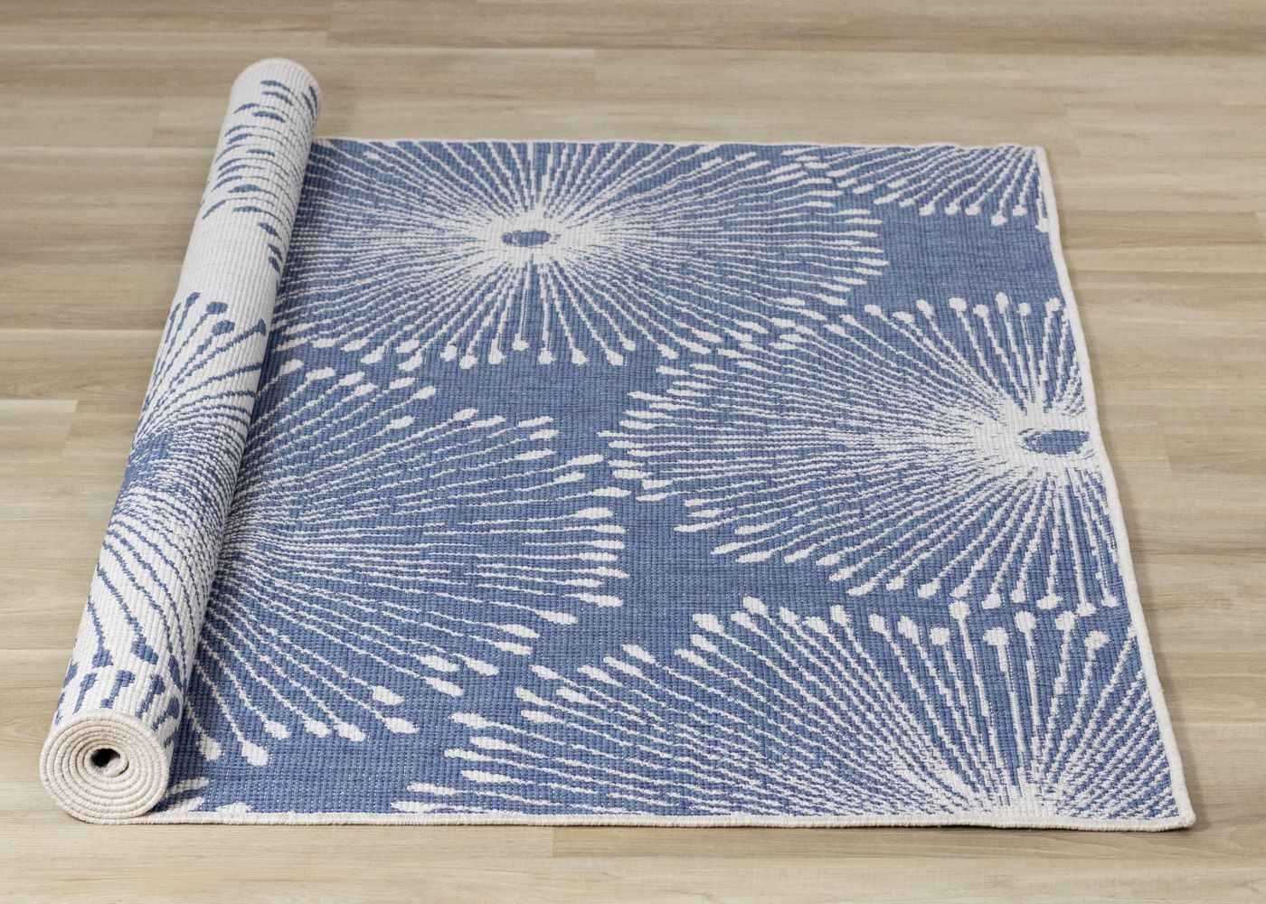 Summer Breeze 5'3" x 7'7" Outdoor Reversible Dandelion Wish Rug - Blue, White - Image 6