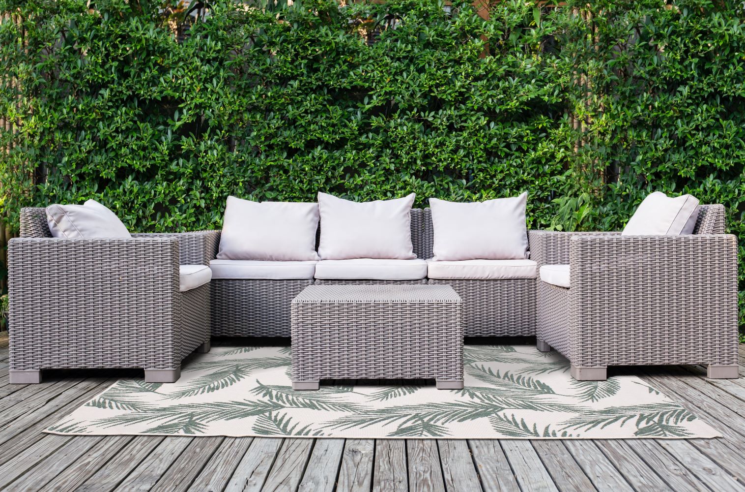 Summer Breeze 5'3" x 7'7" Outdoor Reversible Rug - Green, Leaf Motif - Image 2