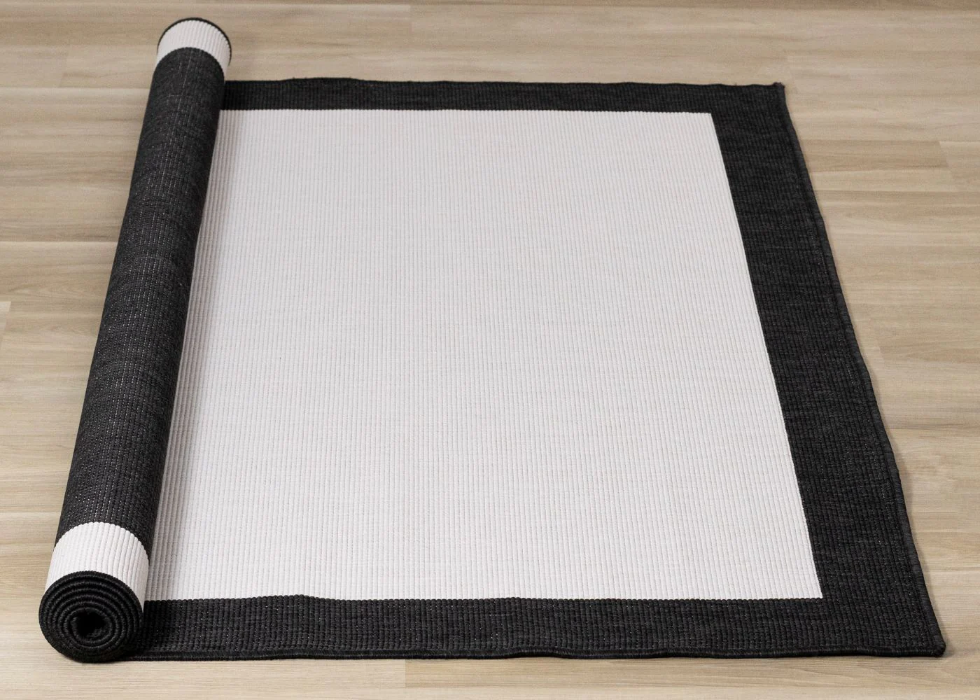 Summer Breeze 6'7" x 9'6" Reversible Outdoor Rug - Cream, Black Border - Image 5