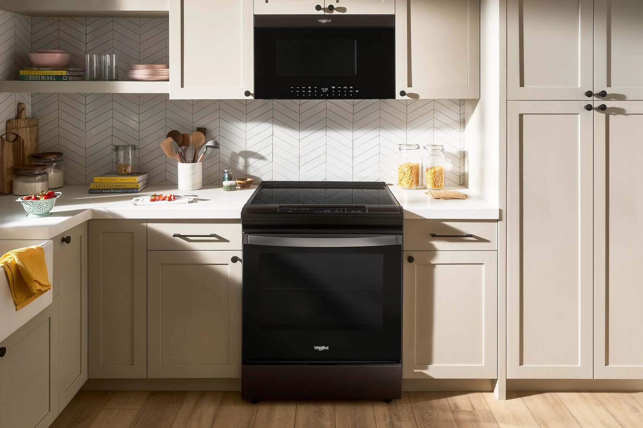 Whirlpool Black on Stainless 30" Induction Range (6.40 Cu Ft) - WSIS5030RV - Image 2